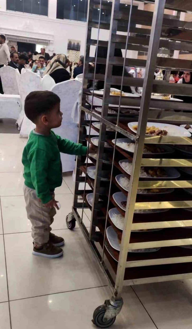 Her tabaktan yemek alan &ccedil;ocuğun g&ouml;r&uuml;nt&uuml;leri g&uuml;ld&uuml;rd&uuml;
