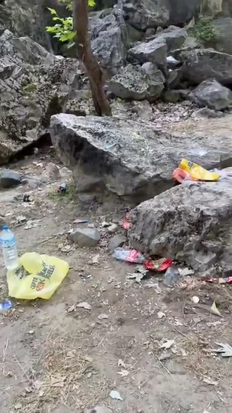 Herkesin gelip görmek istediği şelaleyi, çöplüğe çevirdiler
