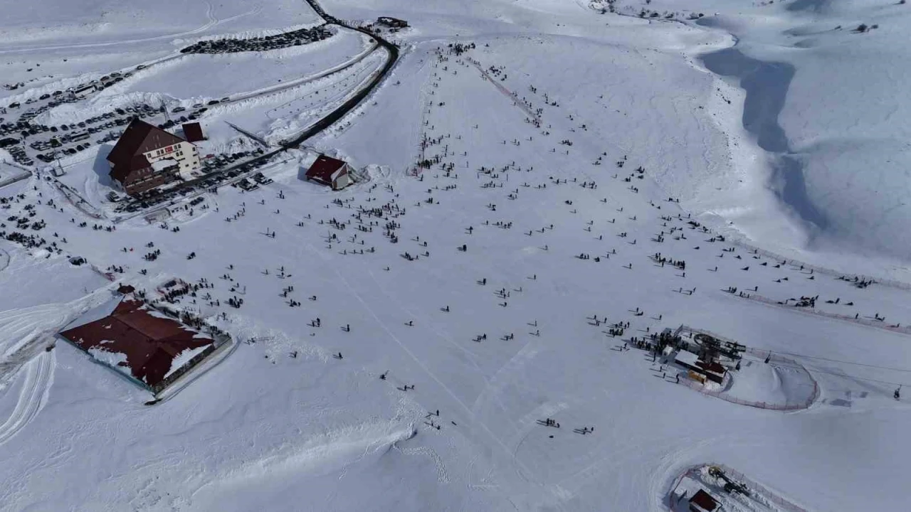 Hesarek Kayak Merkezi&rsquo;nde yoğunluk: Ziyaret&ccedil;iler karın keyfini &ccedil;ıkardı
