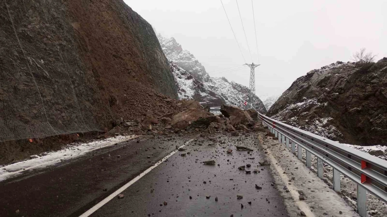 Heyelan nedeniyle Artvin-Yusufeli karayolu ulaşıma kapandı