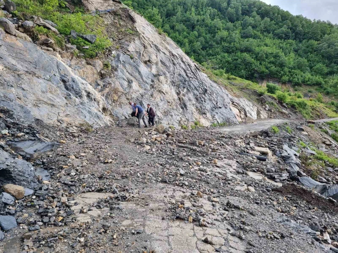 Heyelan nedeniyle kapanan k&ouml;y yolunda vatandaşlar halatlarla karşıya ge&ccedil;ti

