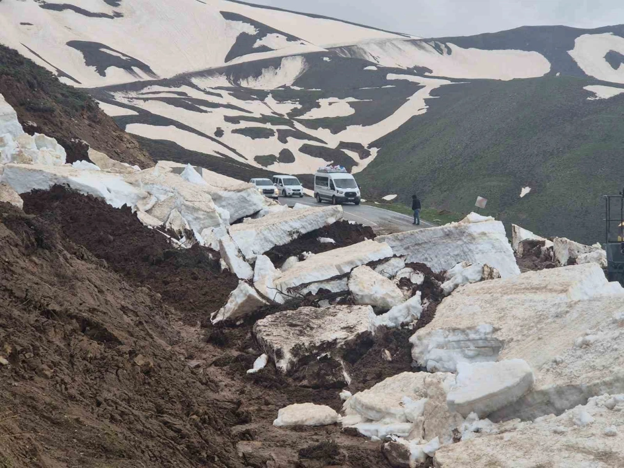 Heyelan nedeniyle kapanan Muş &Ccedil;avuştepe-&Uuml;&ccedil;evler grup yolu a&ccedil;ıldı
