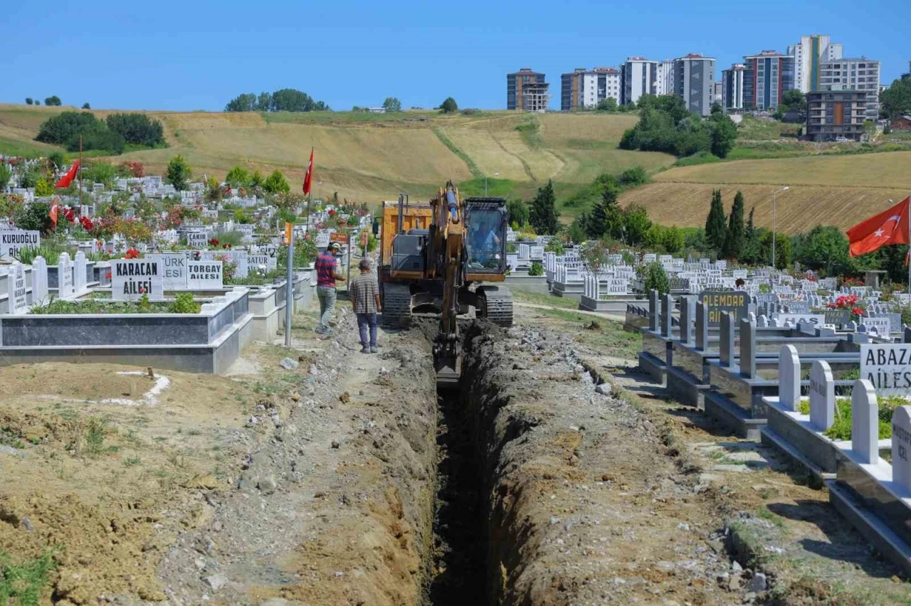 Heyelan yaşanan Derecik Şehir Mezarlığı&rsquo;nda iyileştirme &ccedil;alışmaları
