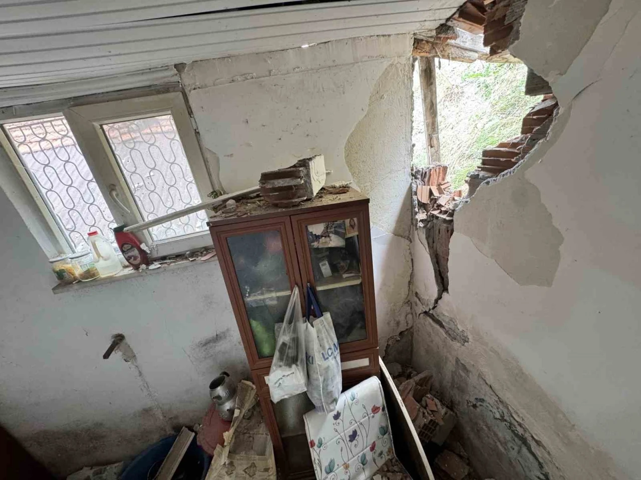 Heyelanda kaya par&ccedil;alarının isabet ettiği ev hasar g&ouml;rd&uuml;
