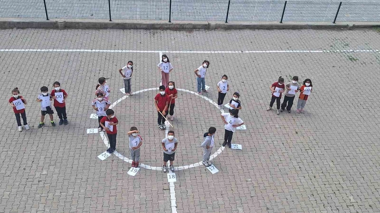 Hilal öğretmen eTwinning projeleri ile öğrencilerini hem eğlendirdi hem de eğitti
