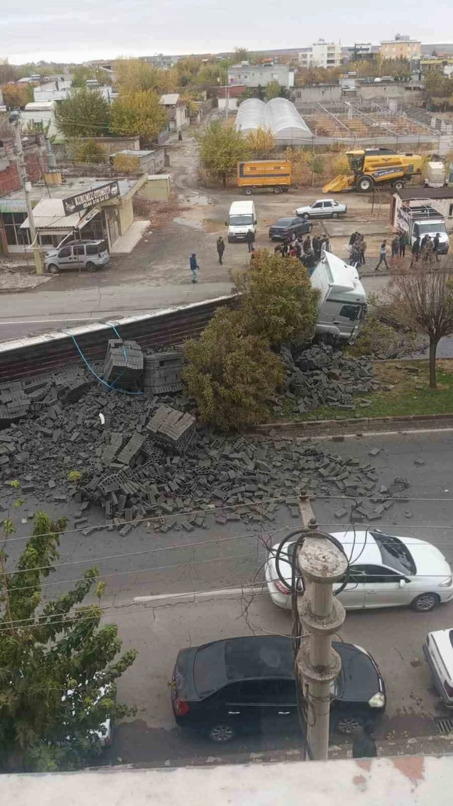 Hilvan’da tır devrildi: 1 yaralı