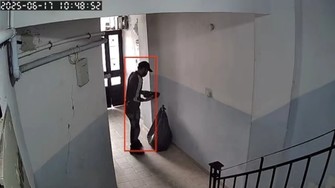 Hırsız ayakkabıları büyük siyah poşete doldurup kaçtı
