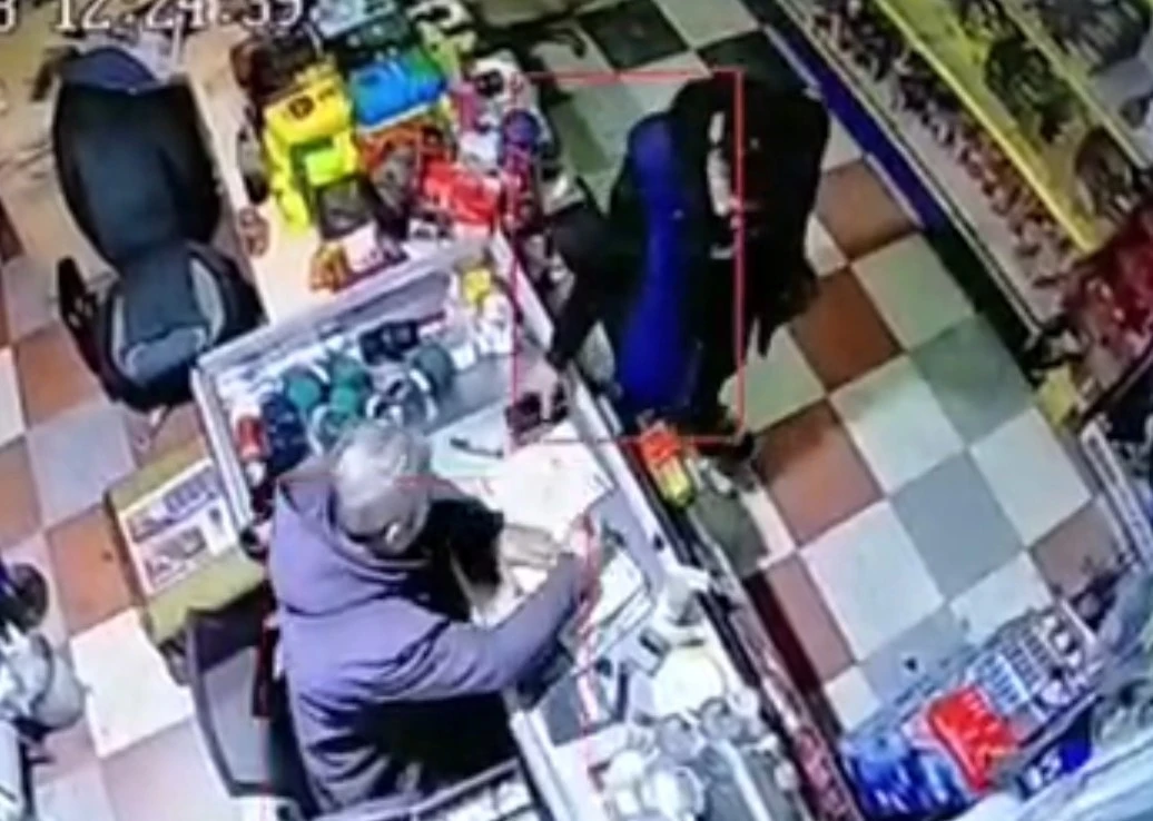 Hırsız &ouml;nce kameraya sonra polise yakalandı
