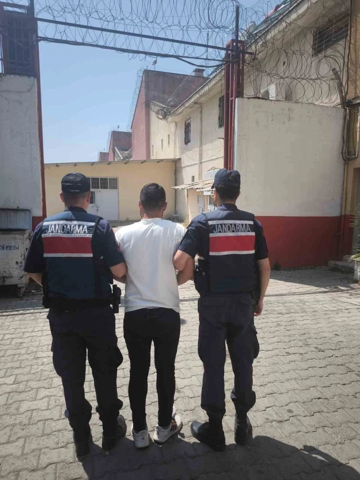 Hırsızlı suçundan aranan şahıs Germencik’te yakalandı
