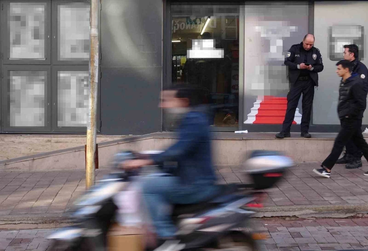 Hırsızlık i&ccedil;in girdiği markette 3 &ccedil;alışanı bı&ccedil;akla yaraladı
