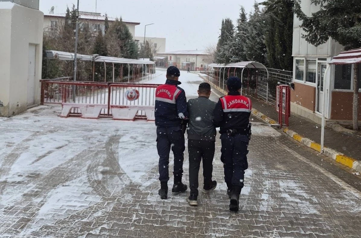 Hırsızlık su&ccedil;undan 15 yıl cezayla aranan şahıs yakalandı
