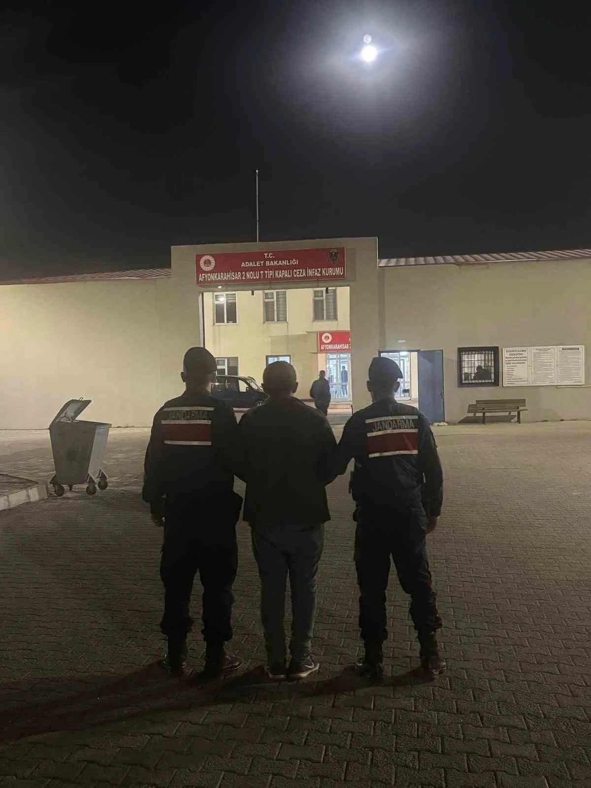 Hırsızlık suçundan aranan şahsı jandarma yakaladı