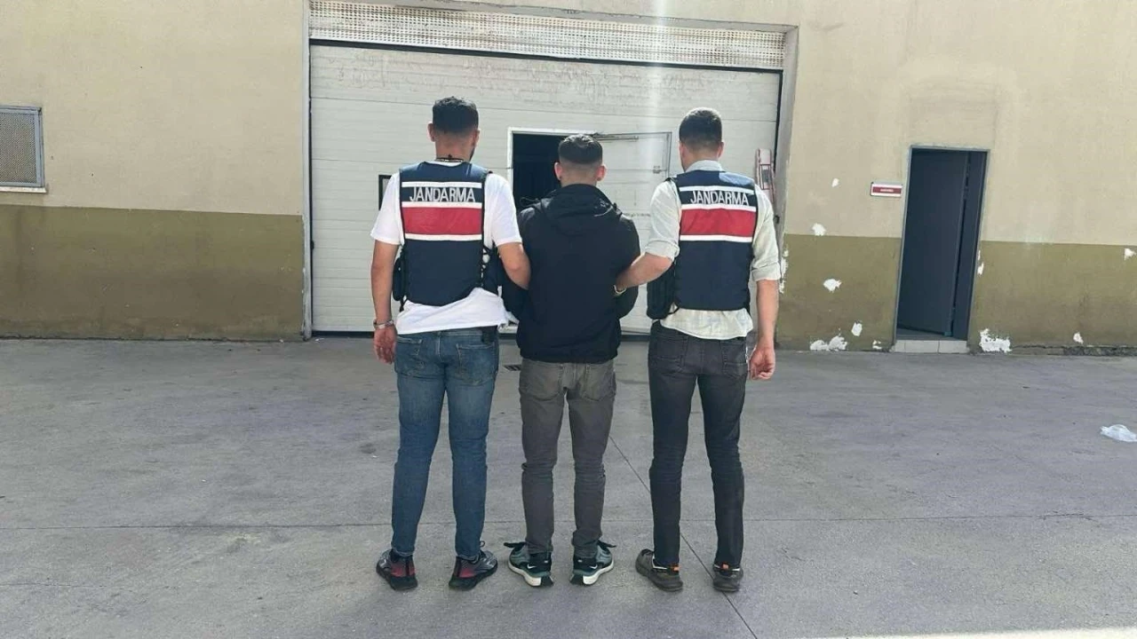 Hırsızlık ve yaralama suçundan aranan hükümlüyü jandarma yakaladı
