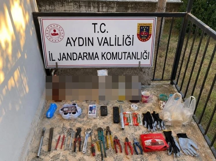 Hırsızlık yaparken su&ccedil;&uuml;st&uuml; yakalandılar
