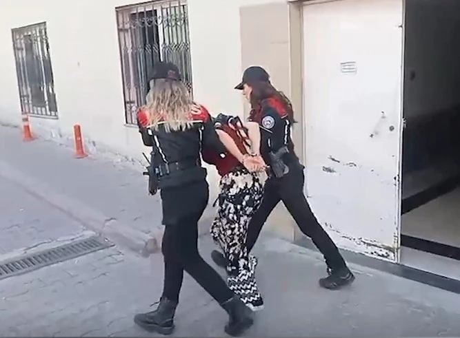 Hırsızlıktan aranan kadınlar yakalandı
