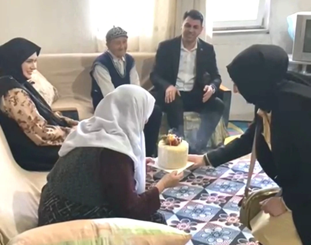 Hisarcık Kaymakamı Bahar’dan, 82 yaşındaki Hafize teyzeye pastalı doğum günü kutlaması
