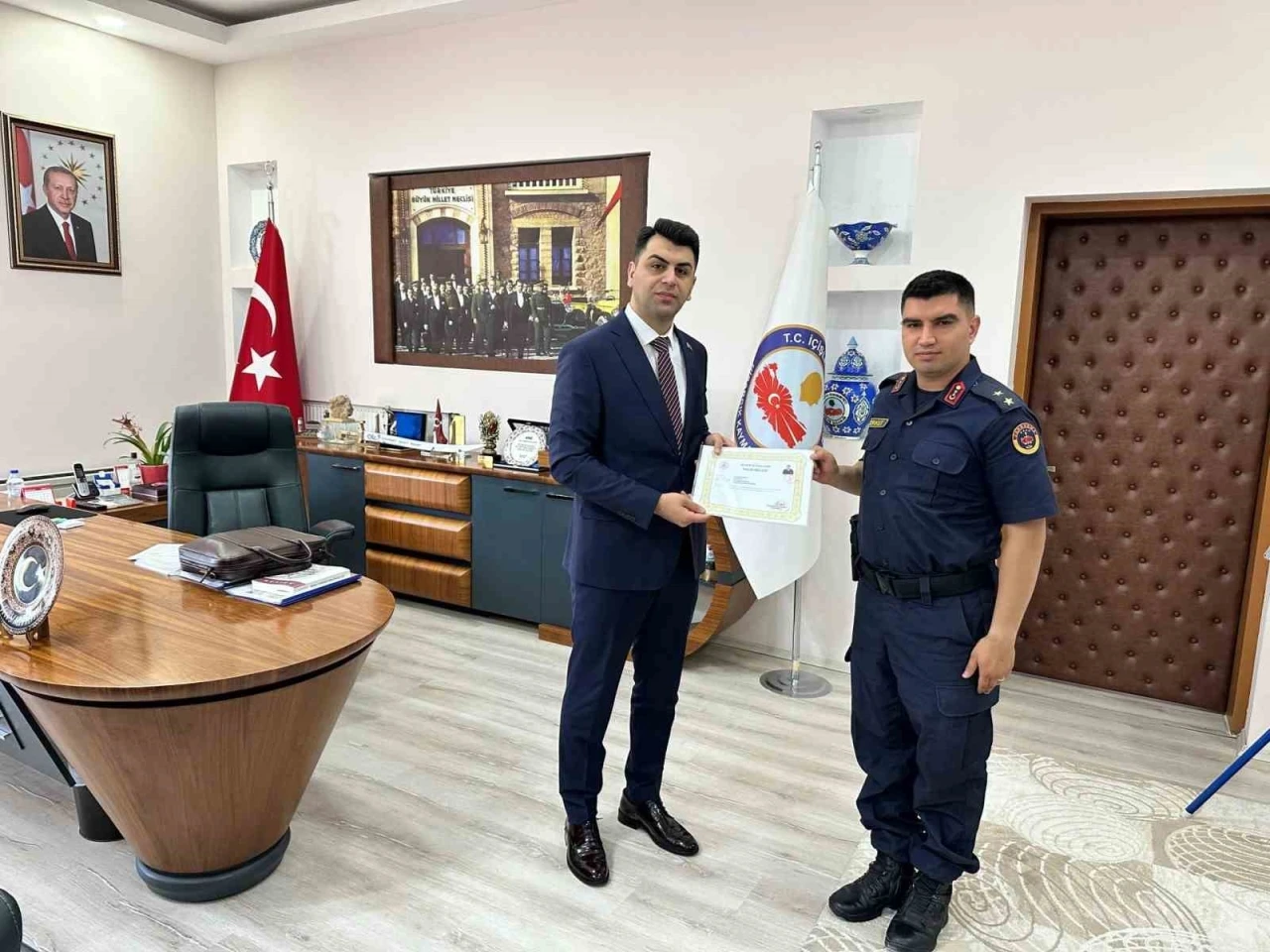 Hisarcık Kaymakamı Bahar’dan, İlçe Jandarma Komutanı Korkut ve personele başarı belgesi
