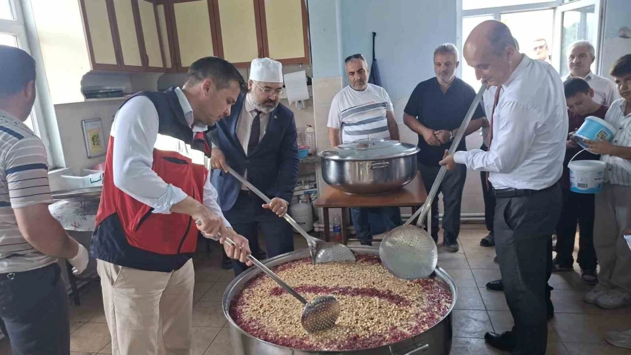 Hisarcık Kutluhallar k&ouml;y&uuml;nde aşure geleneği s&uuml;rd&uuml;r&uuml;l&uuml;yor
