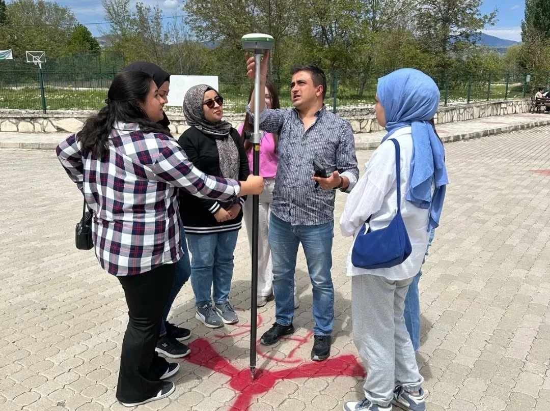 Hisarcık MYO’da &quot;Ölçme Aletlerinin Kullanımı ve Drone ile Harita Uygulaması&quot; konulu konferans
