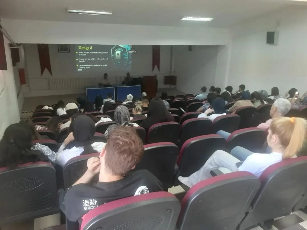 Hisarcık MYO’da &quot;Yapay Zeka, Reklamcılık ve Film Yapımcılığı Perspektifinde Halkla İlişkiler&quot; konulu konferans

