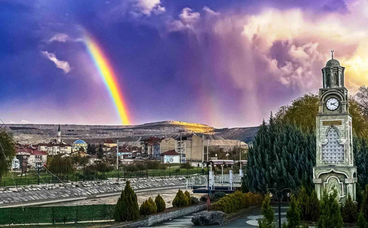 Hisarcık Saat Kulesi üzerinde gökkuşağı güzelliği
