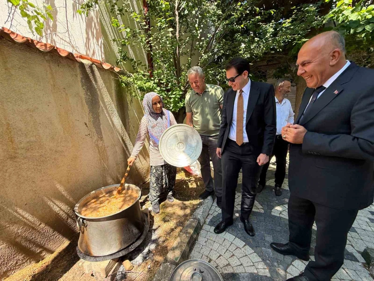 Hisarcık Şehitler Mahallesi&rsquo;nde g&ouml;zleme hayrı ve aşure ikramı
