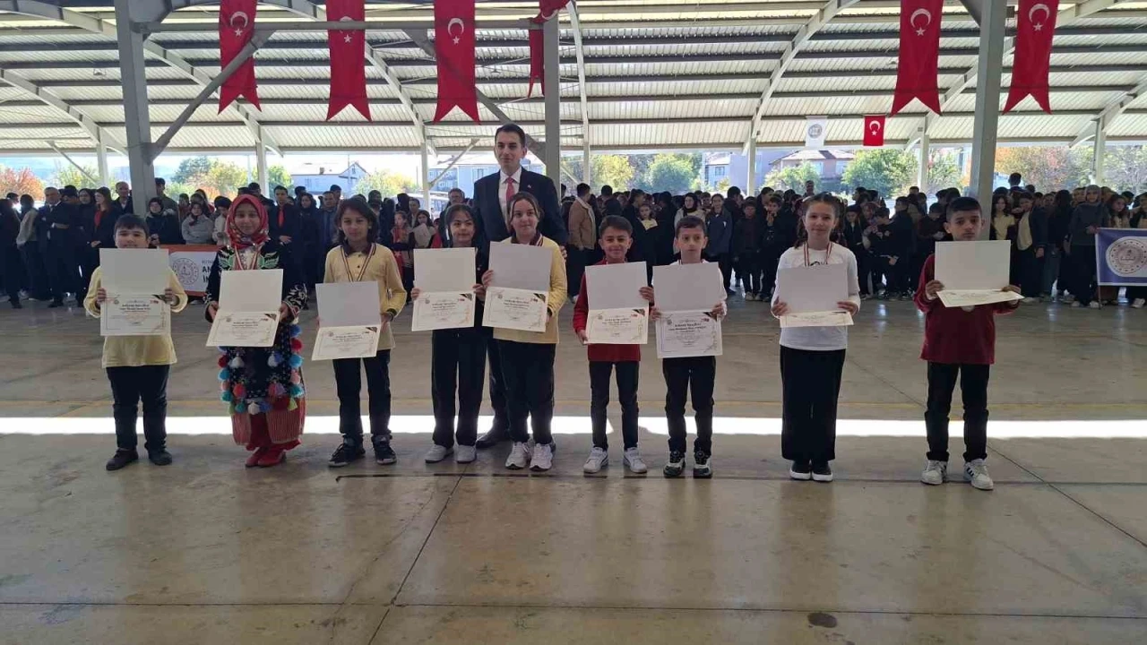Hisarcık’ta başarılı öğrenciler ödüllendirildi