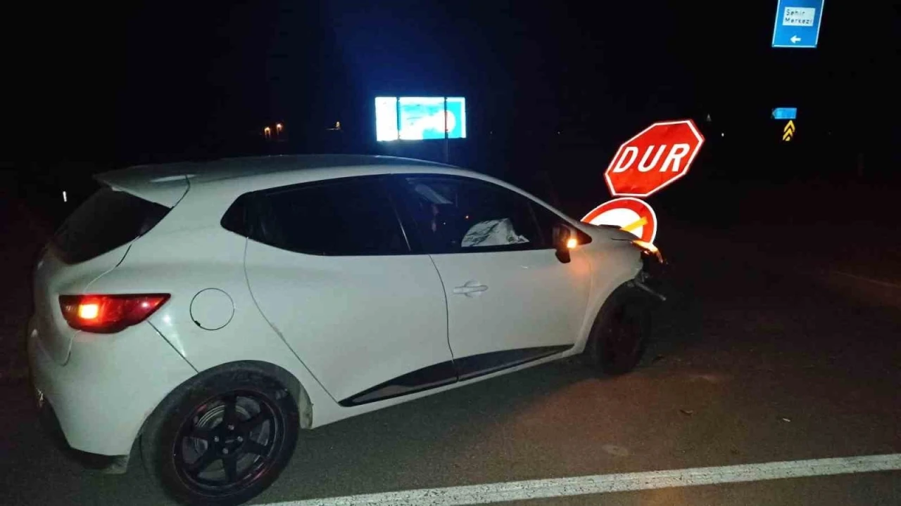 Hisarcık’ta ehliyetsiz ve alkollü sürücü ’Dur’ levhasına çarptı: 1 yaralı
