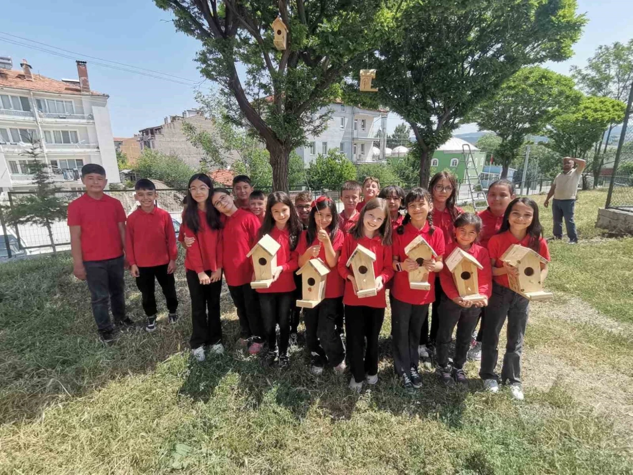 Hisarcık’ta minik öğrenciler ağaçlara kuş yuvası astı
