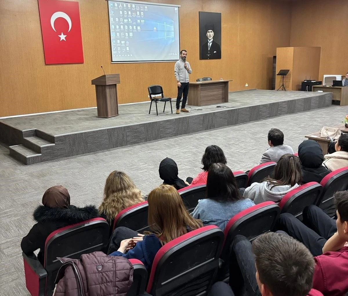 Hisarcık&rsquo;ta &ouml;ğrencilere "Sosyal Medya Bağımlılığı" konulu konferans
