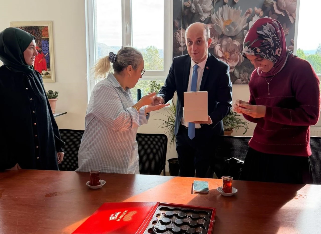 Hisarcık’ta öğretmenlere Türk bayrağı rozeti hediye edildi
