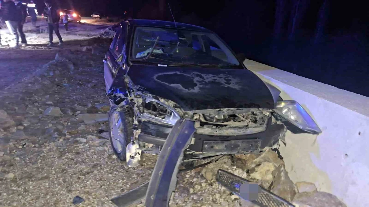 Hisarcık&rsquo;ta otomobil ile motosiklete &ccedil;arpıştı: 2 yaralı
