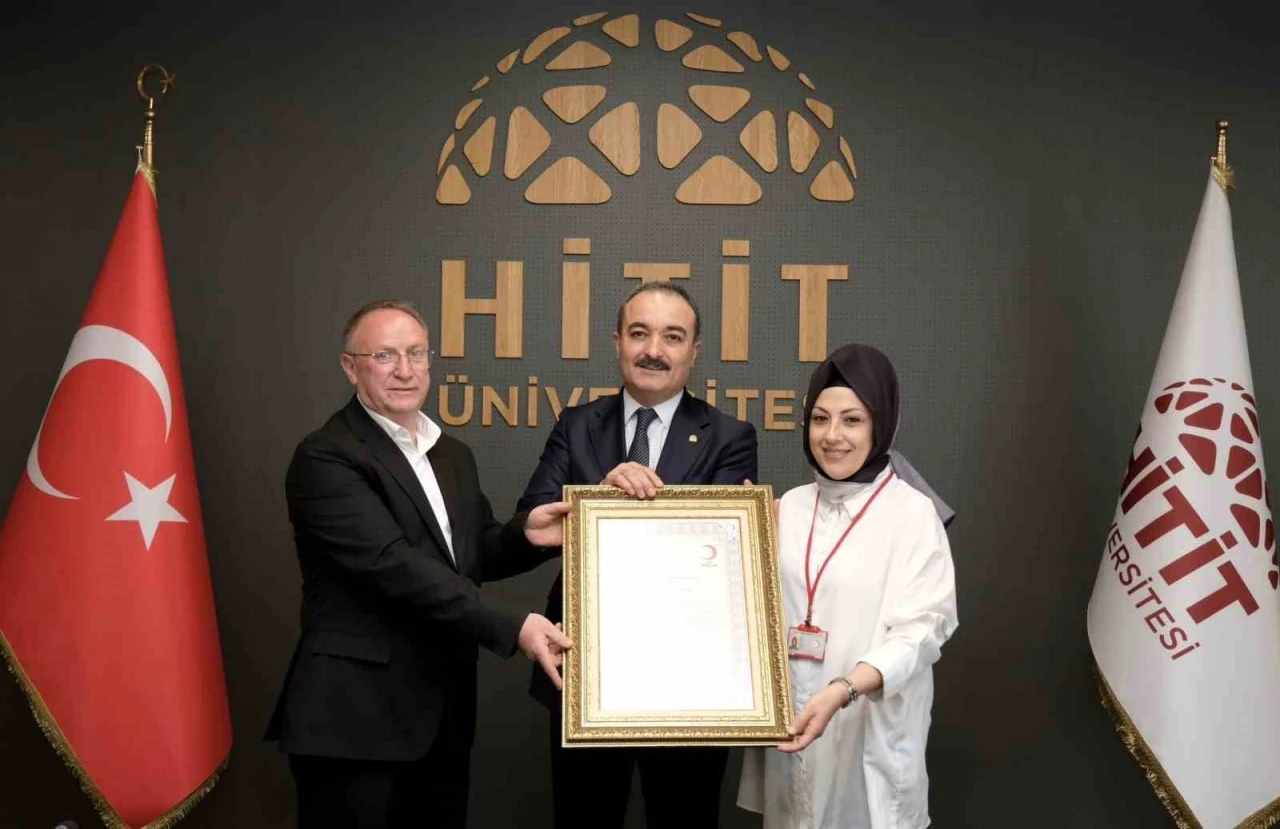 Hitit &Uuml;niversitesi&rsquo;nin kan bağışı duyarlılığına Kızılay&rsquo;dan g&uuml;m&uuml;ş madalya
