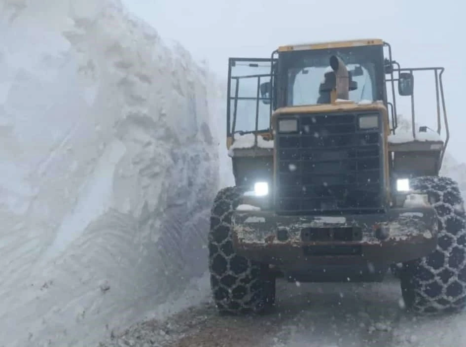 Hizan&rsquo;da &ccedil;ığ tehlikesi nedeniyle karla m&uuml;cadele &ccedil;alışmaları durduruldu
