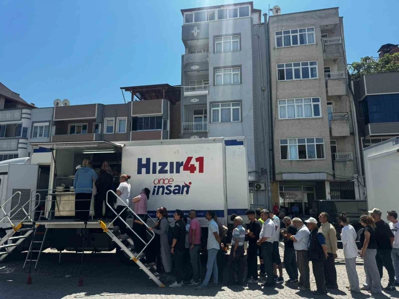 Hızır 41, Sındırgı’da depremzedelerin yanında
