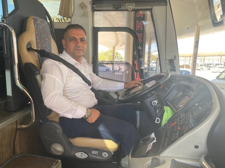 Hızla ilerleyen yolcu otob&uuml;s&uuml;n&uuml;n direksiyonuna saldırdı
