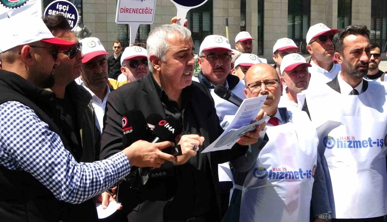 Hizmet-İş Sendikası’ndan Kütahya Belediyesi önünde tepki: &quot;İş barışını bozan uygulamalara son verin&quot;
