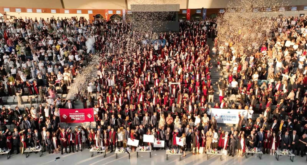 HKÜ kuruluşunun 17. yılında bin 657 öğrencisini mezun etmenin gururunu yaşadı
