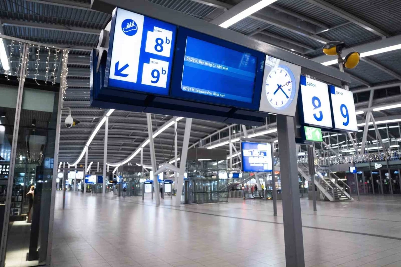 Hollanda&rsquo;da kar yağışı tren seferlerini durdurdu, 300 u&ccedil;uş iptal edildi
