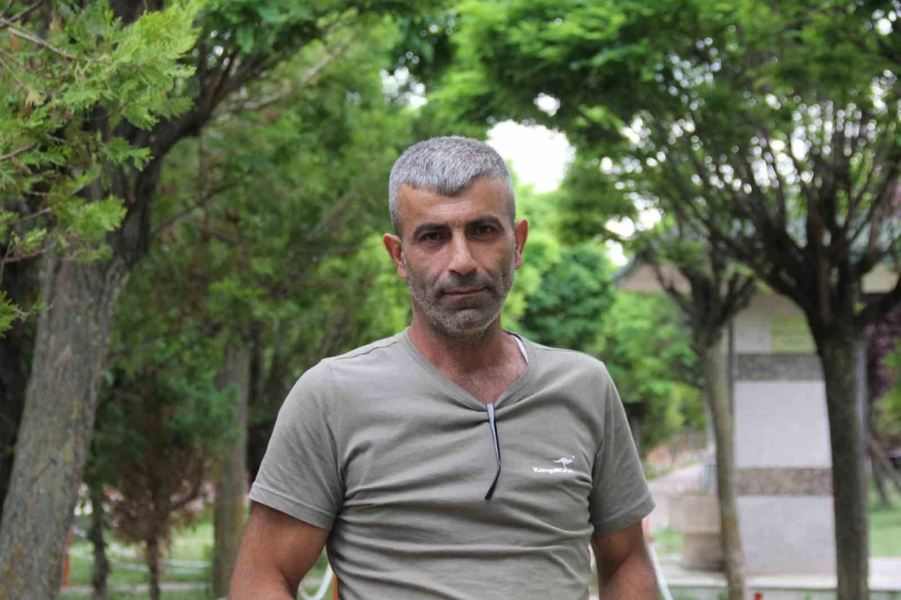 Hollanda&rsquo;da yaşayan gurbet&ccedil;i bulduğu Kur&rsquo;an-ı Kerimleri M&uuml;sl&uuml;man ailelere dağıttı
