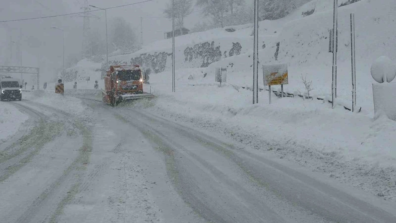 Hopa-Bor&ccedil;ka karayolunda kar ve tipi ulaşımı g&uuml;&ccedil;leştiriyor
