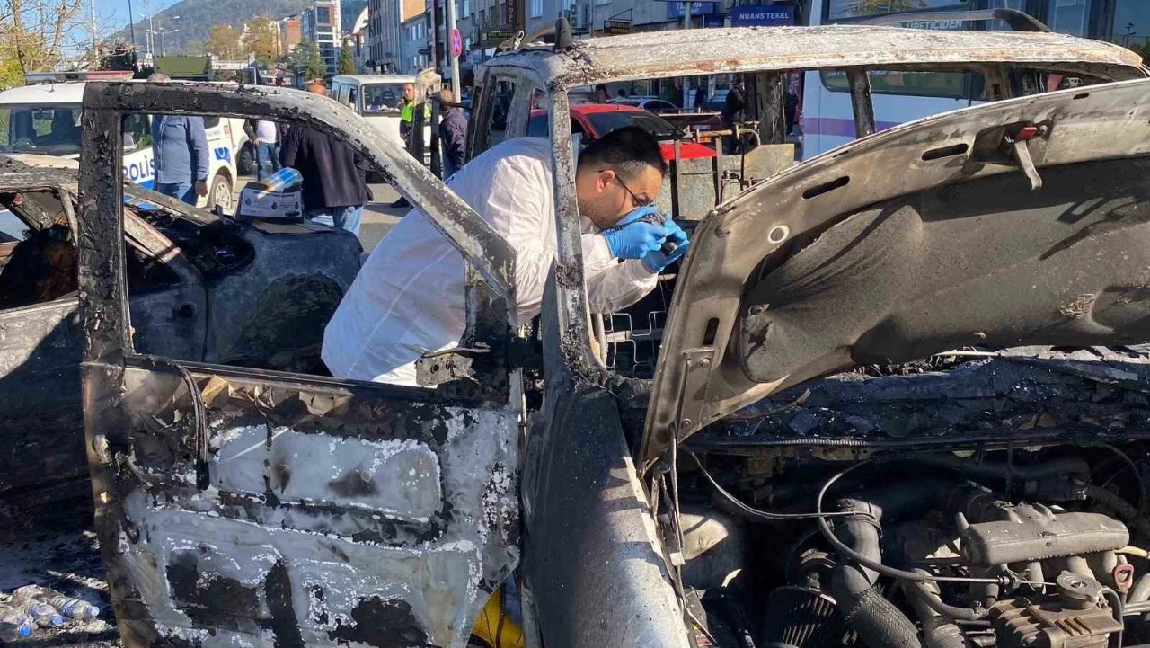 Hopa’da minibüs yangını korkuttu
