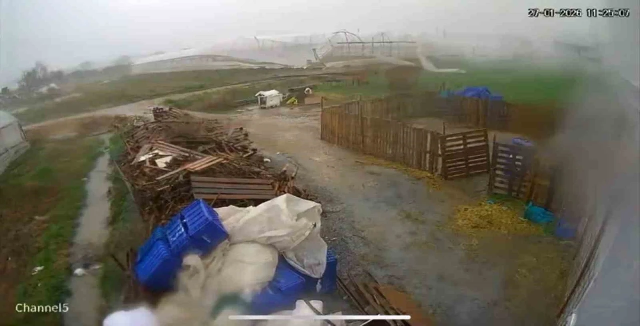 Hortum saniyeler i&ccedil;inde serayı yerle bir etti: O anlar kamerada
