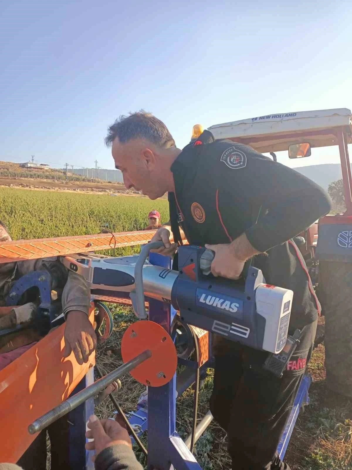 Hortum sarma makinesine kolu sıkışan işçi kurtarıldı
