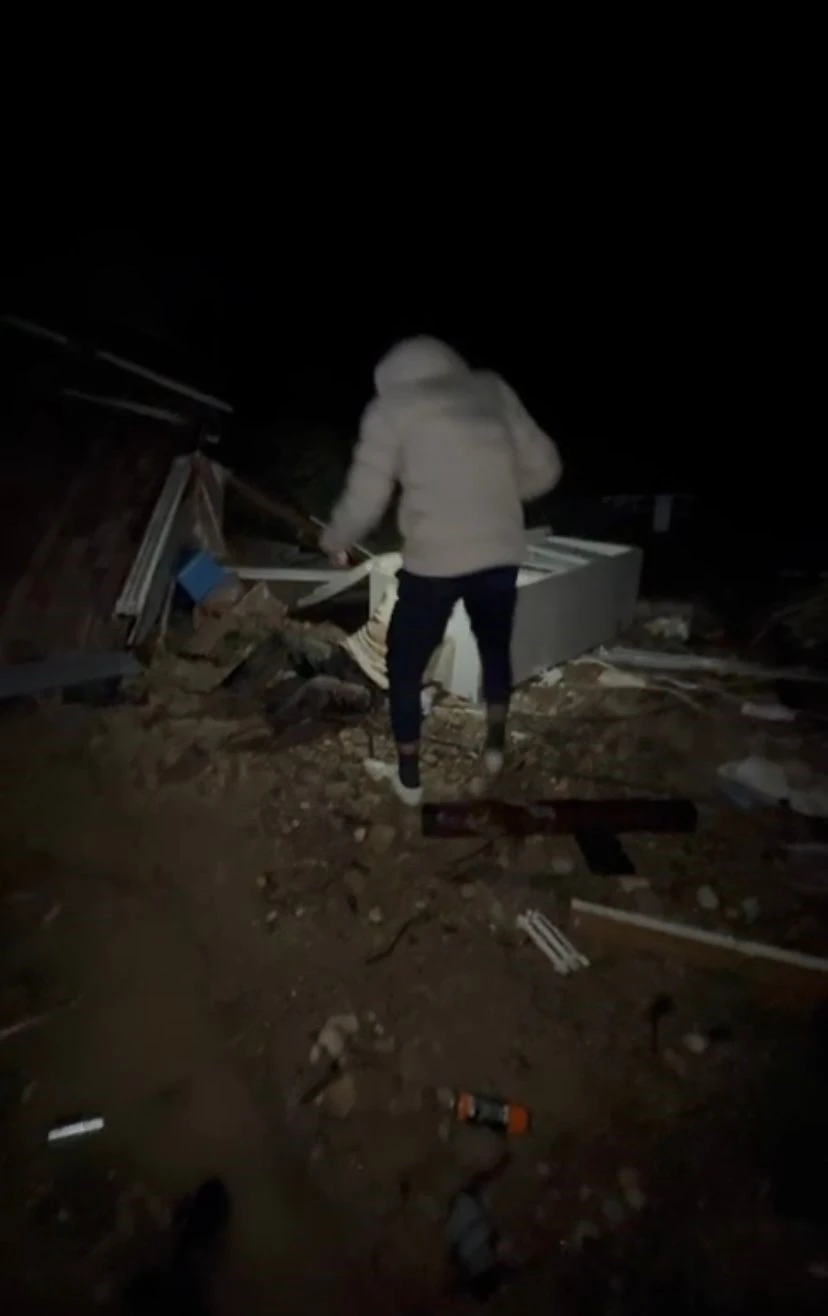 Hortumun savurduğu konteynerdeki yaralı adamın bulunduğu anların g&ouml;r&uuml;nt&uuml;s&uuml; &ccedil;ıktı
