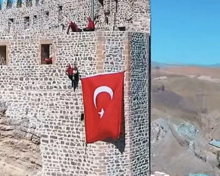 Hoşap Kalesi’nde bayrak yeniden asıldı
