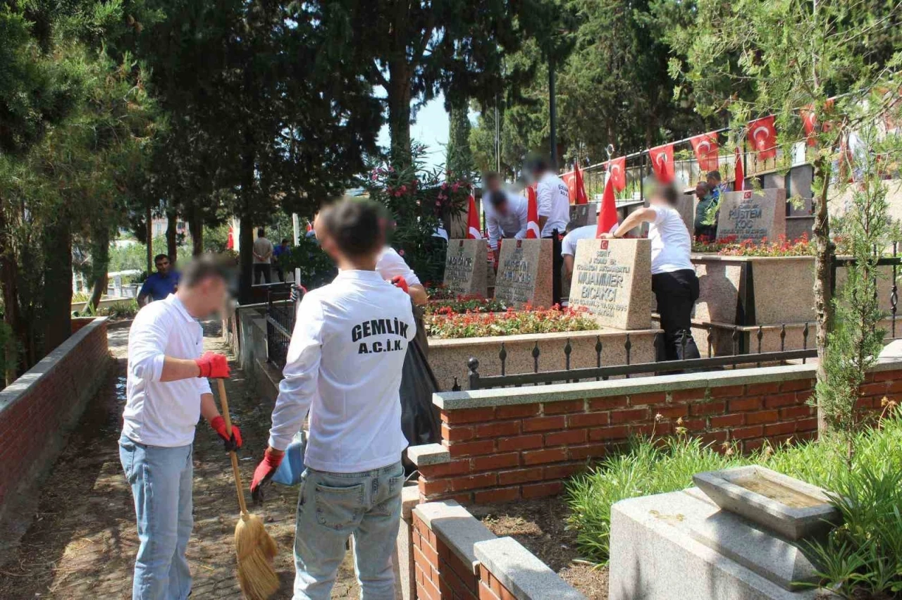 H&uuml;k&uuml;ml&uuml; ve cezaevi personelinden şehitliğe anlamlı ziyaret
