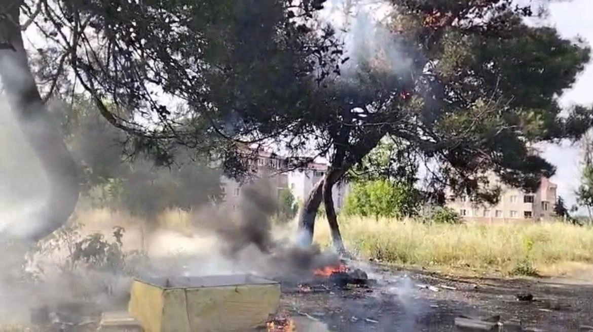 Hurda atık yangını yarım asırlık ağacı k&uuml;le &ccedil;evirdi
