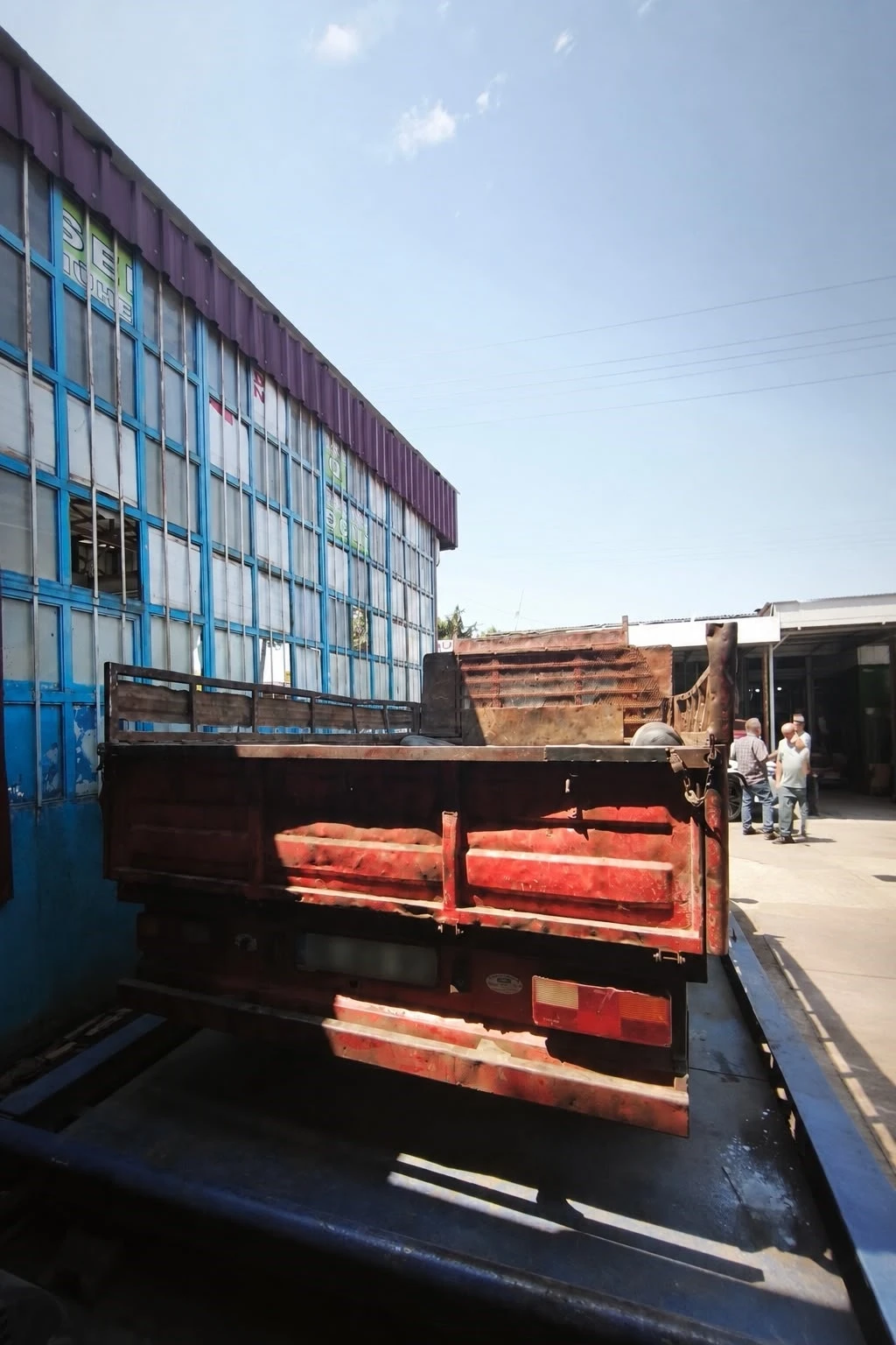 Hurda kasaları eğik şekilde taşıyan kamyonete ceza
