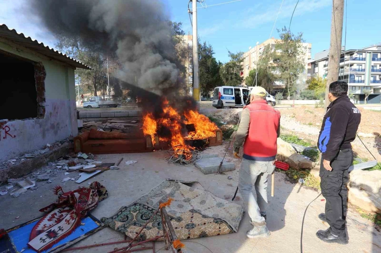 Hurdacının &ccedil;evreyi kirletip &rsquo;Bu sefer bişeyler yapın&rsquo; talebine  zabıtadan &rsquo;Vazifede merhamet yok&rsquo;  cevabı
